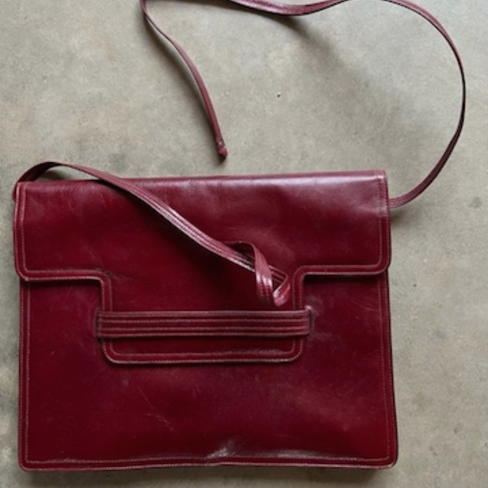 Red Leather convertible shoulderbag/purse.